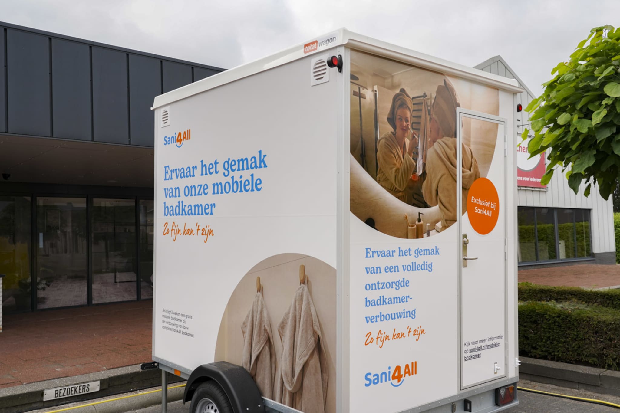 Mobiele badkamer die via Sani4All Hoogeveen bij een woning kan worden geplaatst