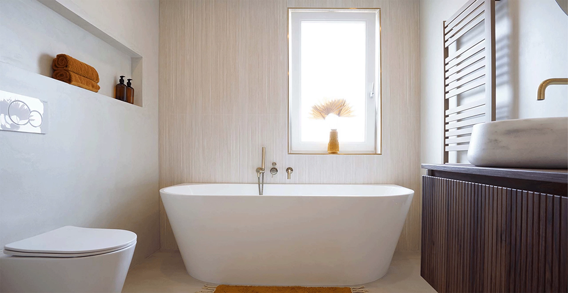 Lichte Japandi badkamer met een vrijstaand bad onder het raam