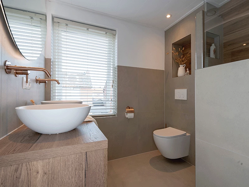Minimalistische badkamer met een waskom op een houten wastafelblad