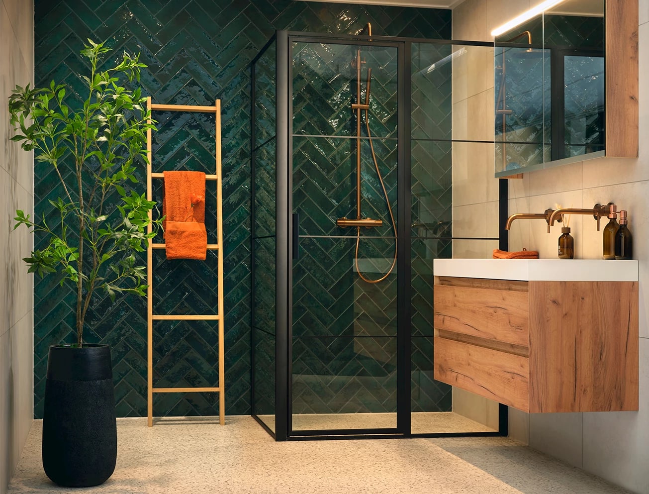 Badkamer met diepgroene visgraattegels, een inloopdouche en een houten badmeubel