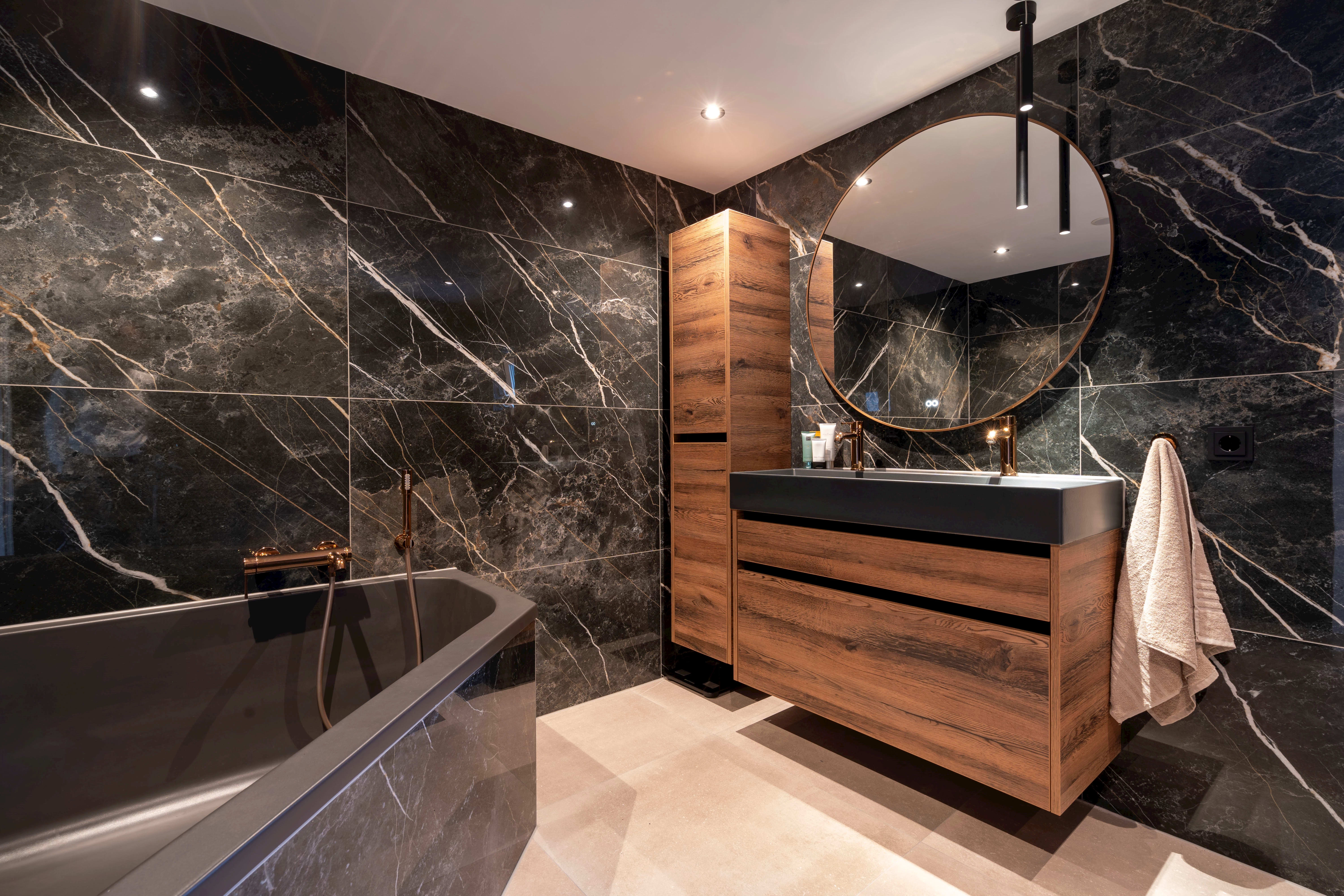 Design badkamer met donkere marmerlook en een houten wandkast