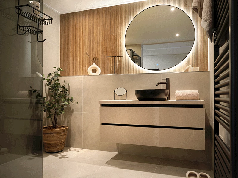 Warme badkamer met houten lamellen en een ronde spiegel
