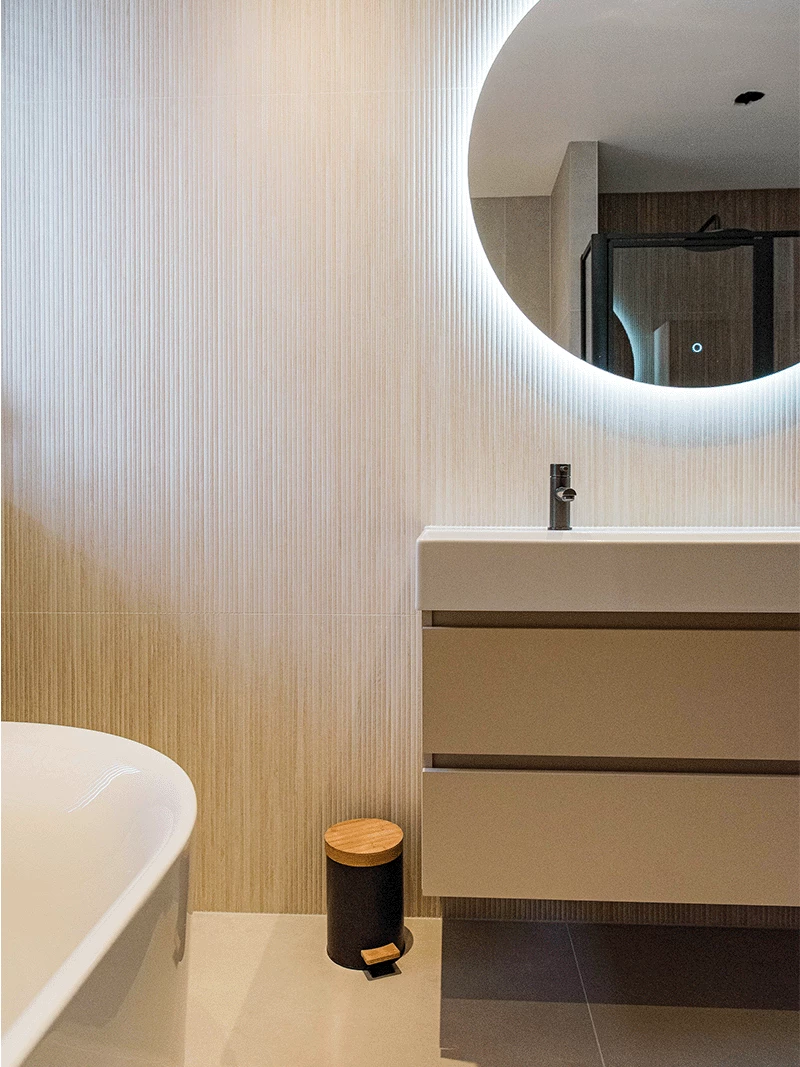 Minimalistische badkamer met ronde spiegel van familie Boot